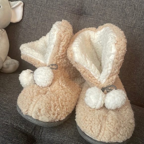 CuddleDuds tan & white soft boot slipper